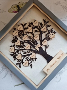 Cadre d'arbre en bois super mignon fabriqué à la main avec nom gravé pour la décoration de table à la maison ou comme cadeau personnalisé à des amis - Product Image 4