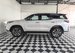 ฟอร์จูนเนอร์มือสอง สีขาวสะอาด รุ่น 2.7L เบนซิน SUV พวงมาลัยซ้าย ขับเคลื่อน 4 ล้อ เบาะผ้า มือสอง ระบบนำทาง รีโมท ออโตเมติก ล้อแม็ก R18 หลังคาซันรูฟ - Product Image 3