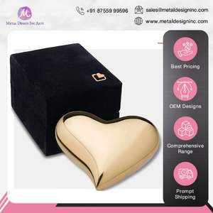 Venta al por mayor de urnas de recuerdo elegantes de latón con forma de corazón dorado para almacenamiento y recuerdo de cenizas - Product Image 4