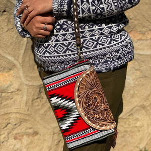 Pochette en cuir usiné aztèque faite à la main élégante femmes couverture de selle portefeuilles en cuir pochette de bracelet en cuir usiné de haute qualité - Product Image 2