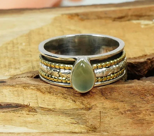 Bague tournante en préhnite naturelle bicolore, faite à la main, en argent sterling 925, pierre précieuse de forme poire, bijoux de méditation pour tous - Product Image 3