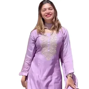 Las últimas mujeres Floral Chinon bordado o espejo trabajo Anarkali Kurta Plazzo traje por Fab Zone