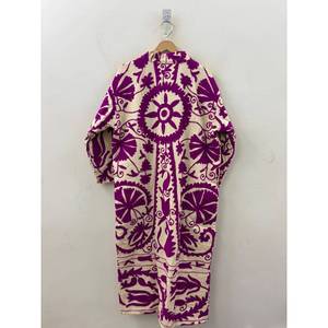 Le kimono en velours brodé à la main Bahar Suzani pour femmes, ivoire et magenta - Product Image 5