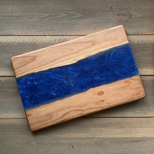 Vente en gros de bloc à découper en bois naturel et résine planche à fromage forme personnalisée en médaillon couleur personnalisée design de luxe moderne maison commerciale - Product Image 1