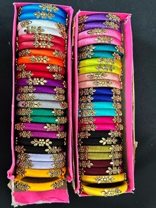 Bracelets en pierres colorées, fil de soie, bracelet Kundan, idée de cadeau de retour, cadeaux de fête de pendaison de crémaillère, cadeaux de mariage indiens pour les invités - Product Image 4