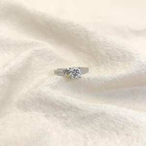 Anillo de compromiso Moissanite de corte redondo de 6,5mm | Solitario con banda pavimentada | Joyería fina de Boda nupcial de oro y plata OEM - Product Image 3