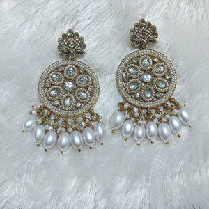 Pendientes colgantes llamativos con baño de oro, perlas y cuentas de cristales perfectos para bodas y eventos especiales - Product Image 2