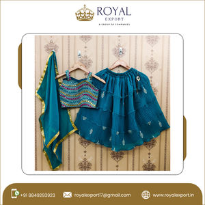 Faux Georgette froissé/écrasé & beau multi-sequins brodé travail enfants Lehenga - Blouse avec dupata - Product Image 2