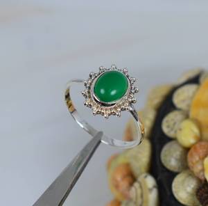 Bague de mariage unisexe en argent sterling 925 massif, faite à la main, avec sertissage clos et onyx vert naturel taille ovale, pierre précieuse de guérison - Product Image 2