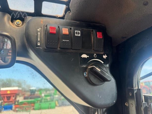 Cargadora compacta Takeuchi TS80V2 de 74HP con elevación vertical y sistema hidráulico de alto flujo en venta - Product Image 4