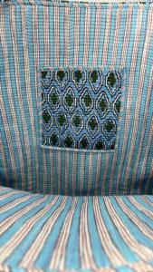 Sac fourre-tout bohème en coton matelassé, imprimé à la main, réversible, grand, bleu floral, écologique, fermeture ouverte, sac de shopping fait à la main - Product Image 4