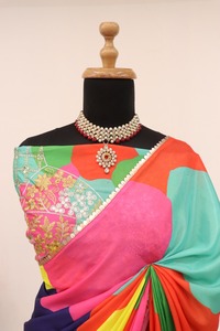 Saree en soie de chinon de haute qualité de dernier créateur avec broderie lourde de séquence pour les mariages et les fêtes des adultes indiens et pakistanais - Product Image 5