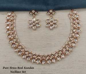 Ensemble de collier Kundan de qualité supérieure pour les femmes idéal pour la fête porter une paire de collier de luxe minimal avec une tenue ethnique et occidentale - Product Image 2