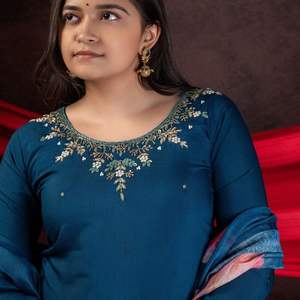 Ensemble Kurti brodé de créateur dans un ton vibrant avec détails du cou à la main Floral Dupatta et pantalon confortable - Product Image 6