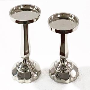 Un palo de cámara de plata de ley con forma circular con un candelabro central de borde elevado y mango de bucle - Product Image 4