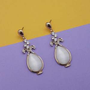 Pendientes colgantes finos modelo Kriaa 1313696 resina y piedra austriaca con baño de oro - Product Image 1