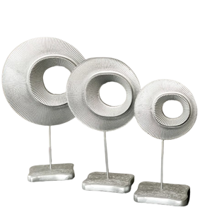 Escultura moderna de disco acanalado metálico sobre bases de madera rústica, decoración artesanal premium para mesa, ideal para el hogar y la oficina, venta al por mayor. - Product Image 3