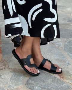 Tongs noires et brunes faites à la main en cuir véritable pour femmes Pantoufles Design plat moderne par MS Handicraft - Product Image 5