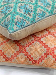 Trending 100% algodón Jacquard bordado funda de cojín tradicional azul sólido frente trasero para decoración del hogar - Product Image 6