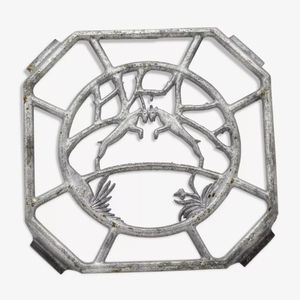 Dessous de plat décoratif de table de maison de conception moderne Fournitures d'hôtel de dessus en aluminium argenté de haute qualité en vente - Product Image 1