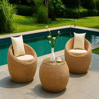 Ensemble de mobilier de jardin en rotin PE avec structure en aluminium, design moderne, pour extérieur, Vietnam, comprenant table basse, table d'appoint et 2 chaises, idéal pour hôtels et parcs