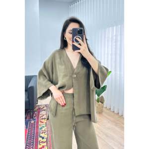 Conjunto de Dos Piezas LUSTRIN para Mujer, Blusa Cruzada de Mezcla Modal y Pantalones Anchos de Cintura Alta con Cinturón - Color Caqui - Product Image 3
