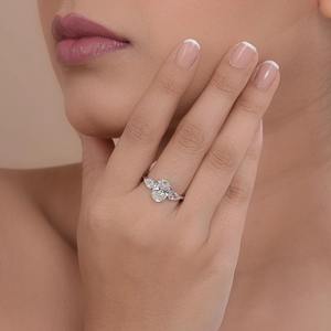 Anillo de Compromiso con Diamante Ovalado de 2.09 Ct Cultivado en Laboratorio con Diamante en Forma de Pera de 0.79 Ct en Ambos Lados, Viene con Certificado - Product Image 1