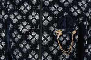 ชุดเชอร์วานีผ้าไหมดีไซน์คลาสสิกสำหรับเด็กผู้ชาย ชุดแต่งงานและงานเลี้ยงแบบดั้งเดิมของปากีสถานและอินเดีย - Product Image 6