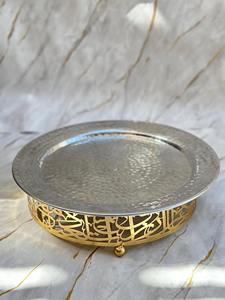 Ensemble décoratif de 3 plateaux ronds en métal finition argentée avec motif arabe doré pour recevoir, servir et offrir lors de fêtes - Product Image 4