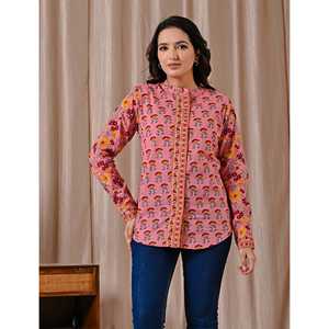 Blusa de Popelina de Algodón Rosa Intenso con Botones Frontales y Diseño Floral - Product Image 1