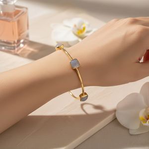 กำไลข้อมือทรงสี่เหลี่ยมประดับมูนสโตนสีเทา ชุบทอง เหมาะสำหรับเป็นของขวัญและงานปาร์ตี้ - Product Image 5