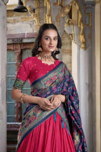 Feuille de travail élégante en soie imprimée Tasar Lehenga avec peut chemisier Dupatta ensemble avec glands et dentelle Patti Gotta pour une tenue de fête - Product Image 3