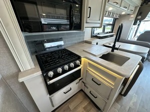 Autocaravana E-N-T-E-G-R-A RV C-O-A-C-H VISION 27A modelo 2022, USADA EN BUEN ESTADO, lista para la venta. - Product Image 5