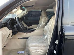 Toyota Land Cruiser modèle GXR 4.0L 2024, couleur noire, transmission automatique, intérieur beige, 7 places - Product Image 6