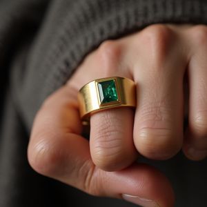 แหวนมรกตวงกว้างสีทอง14K สำหรับผู้ชายชุดฟลัชตามสั่งเครื่องประดับทันสมัยผิวซาติน - Product Image 5