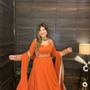 Vestido Anarkali Naranja de Georgette Sintética con Bordado de Múltiples Agujas, Georgette Sintética Pura con Vestido de Múltiples Agujas y Dupatta - Product Image 1