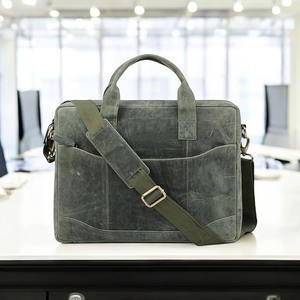 Calzoncillo de cuero de lujo vintage con compartimentos espaciosos y detalles en latón dorado - Product Image 6