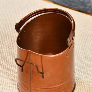 Cubo de carbón de metal en acabado de cobre para almacenamiento de combustible de chimenea en aplicaciones clásicas de calefacción y decoración del hogar - Product Image 1