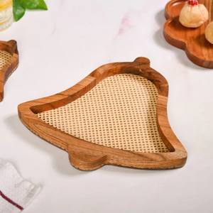 Platos de madera Jingle Bells con tejido de ratán Estos platos tienen forma de cascabeles hechos de madera - Product Image 4