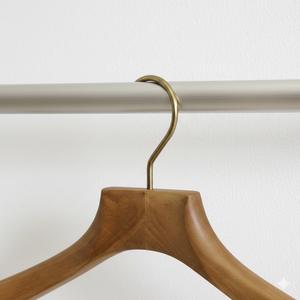 Cintres en <span class=keywords><strong>bois</strong></span> de chêne écologiques haut de gamme avec pinces en bronze antique pour l'affichage de boutiques de luxe - Product Image 4