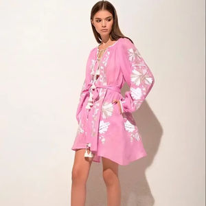 Robe maxi vintage bohème personnalisée de haute qualité pour femmes, manches longues, dentelle brodée et volants pour les vacances à la plage - Product Image 1