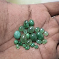 2025 Attrayant Naturel Brésilien Émeraude Cristal Lisse Poli Vert Émeraude Lâche Mélange Pierre Ovale Cabochon Pierres Précieuses