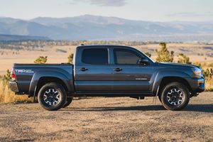 TOYOTA TACOMA TRD OFF-ROAD DOBLE CABINA 4X4 2015 USADO, VOLANTE A LA IZQUIERDA/DERECHA - Product Image 2