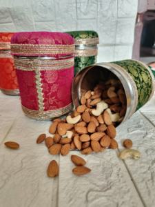 กล่องผ้าไหมสแตนเลสดั้งเดิมของขวัญแต่งงาน shagun | ภาชนะ haldi megaddu | ganpati Favor dabba - Product Image 6