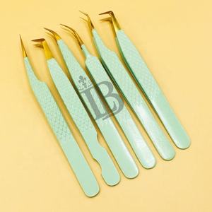 Nouvelles pinces à extensions de cils très demandées, à pointe dorée, avec logo Mink, pointe en fibre offerte et manche incurvé offert - Product Image 4