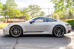 2024 911 Carrera T Coupé, Transmisión Manual de 7 Velocidades, Color Chalk Exterior, Sin Modificaciones - Product Image 3