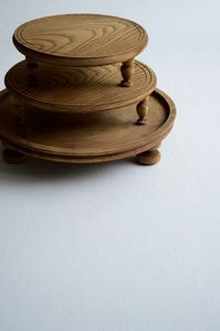 DISEÑO PERSONALIZADO JARDÍN HOGAR HECHO A MANO PERSONALIZADO Venta al por mayor Acacia Madera Natural Color Acacia Madera Soporte para pastel Madera tallada a mano - Product Image 6