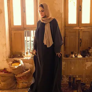 Una silhouette di dichiarazione come Anna Abaya è un'aggiunta versatile assoluta nei tuoi armadi, per ogni volta che hai bisogno di estrarre un