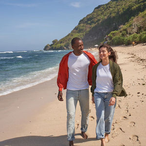 Chaqueta de poliéster tejida informal negra, impermeable, de secado rápido, ecológica, autosustentable, con acabado de verano y diseño de luna llena nocturna. - Product Image 6