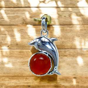 จี้เงินแท้ 925 ประดับพลอยคาร์เนเลียน ดีไซน์รูปปลาโลมา จี้เงินแท้และชาร์ม - Product Image 1